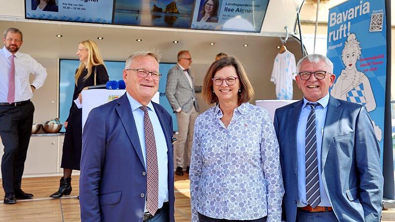 Der LandTruck des Bayerischen Landtags machte Halt in Bamberg: Landtagspräsidentin Ilse Aigner will mit dieser Initiative den Dialog zwischen Politik und Bürgern fördern. Hier mit Oberbürgermeister Andreas Starke und Landrat Johann Kalb (rechts).