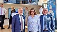 Der LandTruck des Bayerischen Landtags machte Halt in Bamberg: Landtagspräsidentin Ilse Aigner will mit dieser Initiative den Dialog zwischen Politik und Bürgern fördern. Hier mit Oberbürgermeister Andreas Starke und Landrat Johann Kalb (rechts).