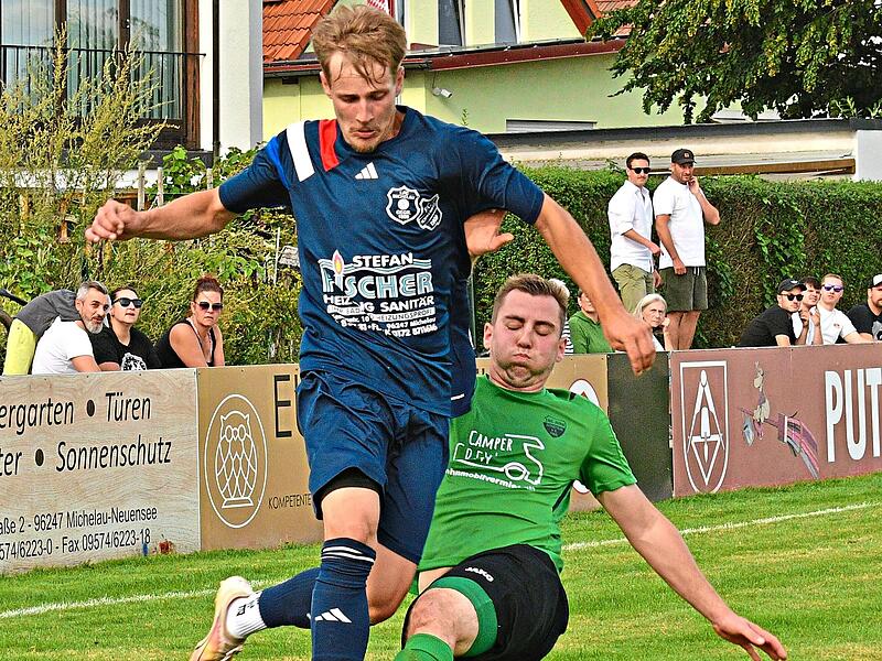 Mit aufgeblasenen Backen kl&auml;rt der Arnsteiner Timo Hopf gegen den Michelauer Marlon Bartsch (links). Gunther Czepera