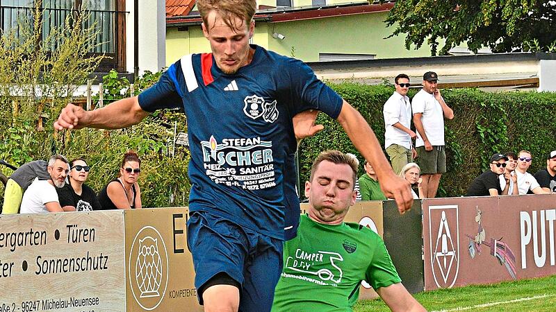 Mit aufgeblasenen Backen klärt der Arnsteiner Timo Hopf gegen den Michelauer Marlon Bartsch (links). Gunther Czepera Mit aufgeblasenen Backen klärt der Arnsteiner Timo Hopf gegen den Michelauer Marlon Bartsch (links). Gunther Czepera