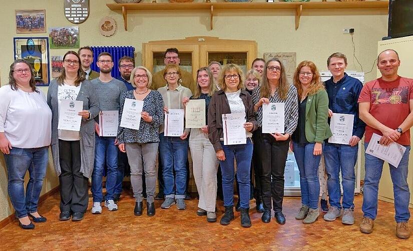 Der Vorstand mit den verdienten und langj&auml;hrigen Mitgliedern.