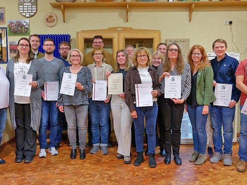 Der Vorstand mit den verdienten und langj&auml;hrigen Mitgliedern.
