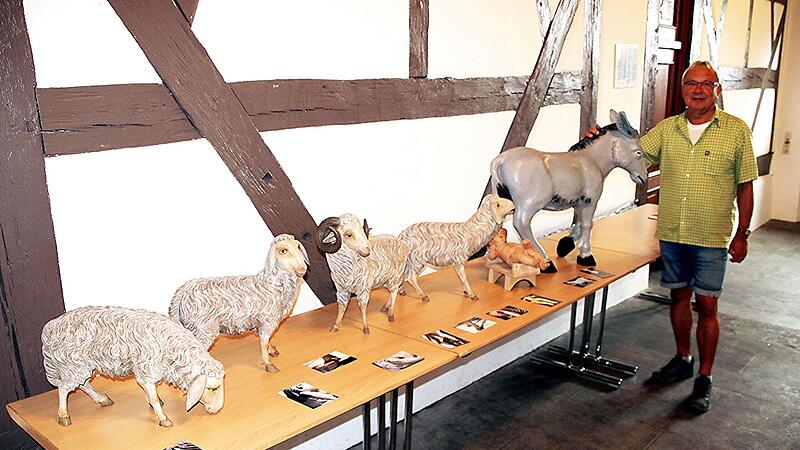 Eberhard Wohl in der Rathaushalle in Ebern mit den Figuren der Eberner Weihnachtskrippe, die in Bischofsheim/Rh&ouml;n, in der Holzschnitzerei Barth, ausgebessert wurden.
