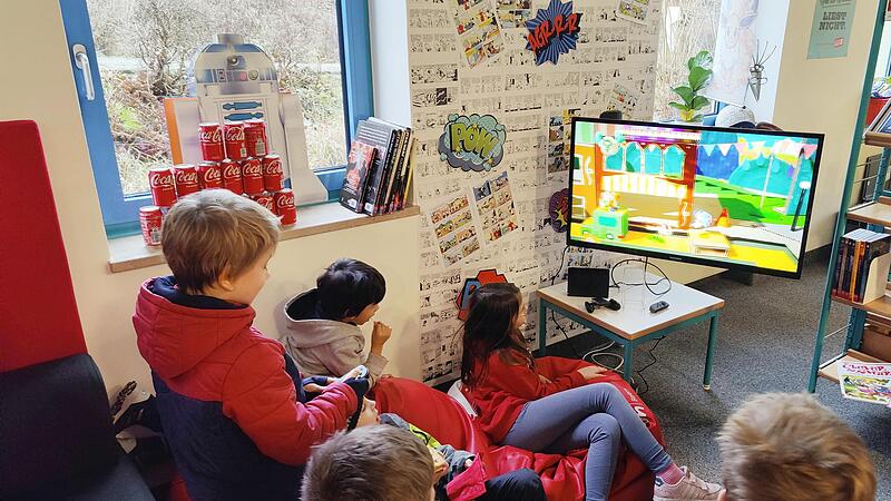 Die Bücherei leiht auch Medien wie Videospiele aus. Dank der neuen „Switch“-Ecke kann man diese nun auch gleich an der Nintendo-Konsole ausprobieren.