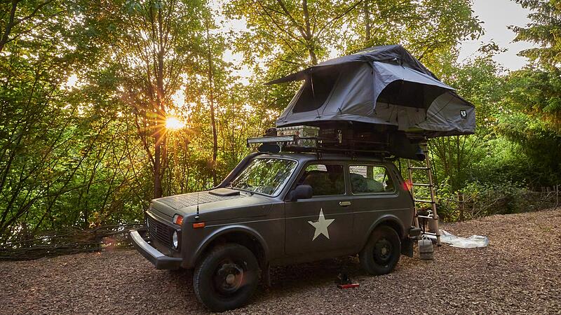 Lada mit Dachzelt auf Waldplatz Lada mit Dachzelt auf Waldplatz