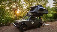 Lada mit Dachzelt auf Waldplatz