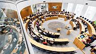 Blick in den rheinland-pfälzischen Landtag, in dem Jugendliche ein Planspiel durchführen.   Man sollte sie viel öfter machen lassen sagt unsere Autorin Lena Jakat.