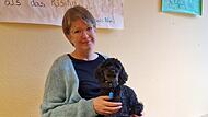 Regina S. ist mit ihrem Zwergpudel Pepe im Heiligenfelder Zentrum für Tierbegleitete Therapie in Bad Kissingen.