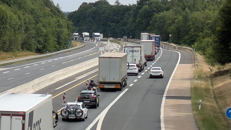 Die Verengung auf eine Spur an der Anschlussstelle Bad Br&uuml;ckenau-Volkers soll vorverlegt werden, damit der Verkehr im Bereich der Auf und Abfahrt besser flie&szlig;en kann.