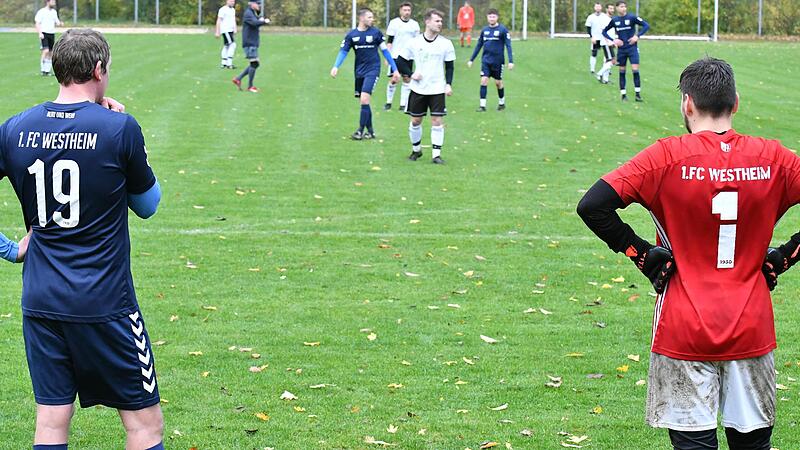 Andreas Graup (links) und Fabian Volpert vom FC Westheim wirken bei der 1:5-Niederlage in Steinach ziemlich ratlos.