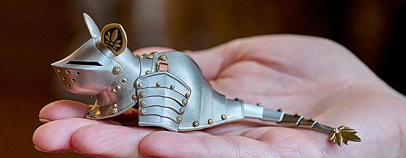 R&uuml;stung f&uuml;r eine Maus: Der kanadische K&uuml;nstler Jeff de Boer schuf sie in traditionellen Techniken. Vorbild war die &bdquo;Zwergenr&uuml;stung&ldquo; auf der Veste Coburg.