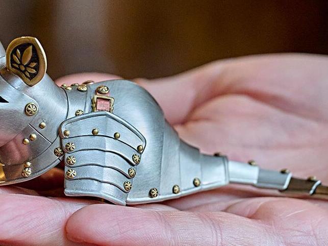 R&uuml;stung f&uuml;r eine Maus: Der kanadische K&uuml;nstler Jeff de Boer schuf sie in traditionellen Techniken. Vorbild war die &bdquo;Zwergenr&uuml;stung&ldquo; auf der Veste Coburg.