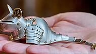 R&uuml;stung f&uuml;r eine Maus: Der kanadische K&uuml;nstler Jeff de Boer schuf sie in traditionellen Techniken. Vorbild war die &bdquo;Zwergenr&uuml;stung&ldquo; auf der Veste Coburg.