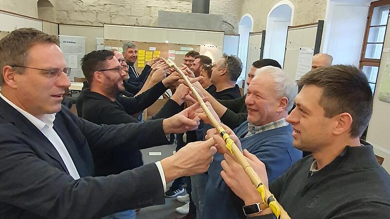 Dass nicht alles automatisch geht, eventuell sogar das Gegenteil dessen passiert, was beabsichtigt war, zeigte diese Gruppen&uuml;bung w&auml;hrend der Klausurtagung des Gemeinderates Rauhenebrach.