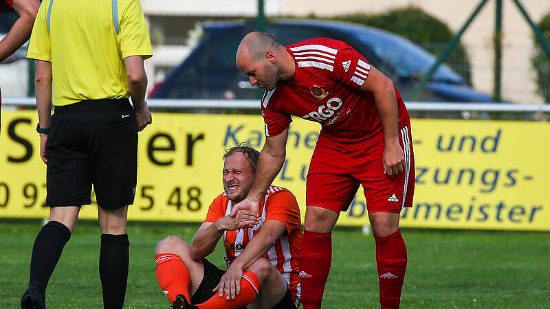 Fairer Umgang: Nach einem Foul hilft der Johannisthaler Spielertrainer Christian Brandt seinem Kleintettauer Gegen&uuml;ber  Andreas B&ouml;hnlein wieder auf die Beine.