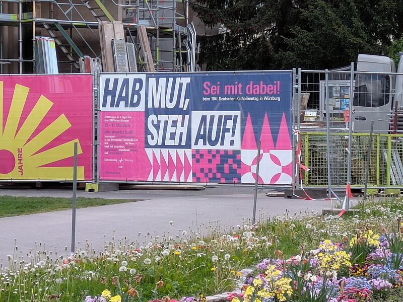 „Hab Mut, steh auf!" steht auf dem Plakat am Bauzaun vor der Stadtpfarrkirche Bad Kissingen. Das Leitwort des 104. Deutschen Katholikentags in Würzburg ist auch im Landkreis zu sehen. „Hab Mut, steh auf!" steht auf dem Plakat am Bauzaun vor der Stadtpfarrkirche Bad Kissingen. Das Leitwort des 104. Deutschen Katholikentags in Würzburg ist auch im Landkreis zu sehen.