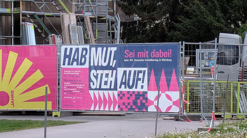 &bdquo;Hab Mut, steh auf!" steht auf dem Plakat am Bauzaun vor der Stadtpfarrkirche Bad Kissingen. Das Leitwort des 104. Deutschen Katholikentags in W&uuml;rzburg ist auch im Landkreis zu sehen.