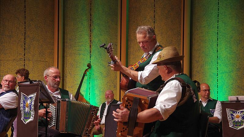 Akkordeon und Gitarre waren die instrumentellen Grundlagen für die musikalischen Geschichten von „Owanning“.