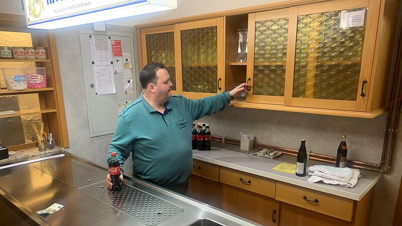 Dieter Schölzke steht hinter der neuen Theke im Bienenhaus, die ursprünglich gar nicht erneuert werden sollte. Nach einer umfangreichen Sanierung öffnet das beliebte Ausflugsziel am Sonntag wieder die Türen.