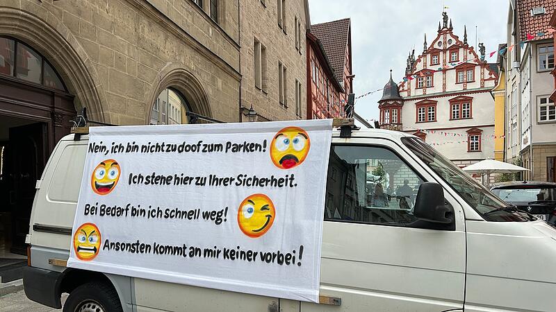 Abschluss des CC-Pfingstkongresses: Auch beim Marktfest galten erhöhte Sicherheitsauflagen. Hier versperrt ein Auto die Zufahrt zum Coburger Marktplatz aus Richtung Herrngasse – kurioses Plakat inklusive.