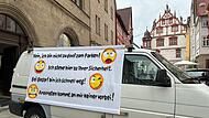 Abschluss des CC-Pfingstkongresses: Auch beim Marktfest galten erhöhte Sicherheitsauflagen. Hier versperrt ein Auto die Zufahrt zum Coburger Marktplatz aus Richtung Herrngasse – kurioses Plakat inklusive.
