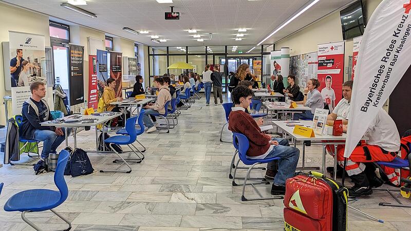 Die Schülerinnen und Schüler des diesjährig kleinen Jahrgangs der Q11 verteilten sich schnell in den drei Räumen, in denen die Referierenden saßen.