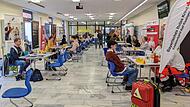 Die Schülerinnen und Schüler des diesjährig kleinen Jahrgangs der Q11 verteilten sich schnell in den drei Räumen, in denen die Referierenden saßen.
