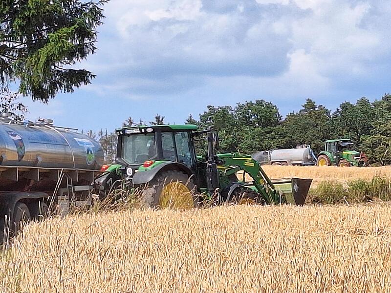 Ständig wurde mit landwirtschaftlichen Fahrzeugen Nachschub an Löschwasser herangebracht.