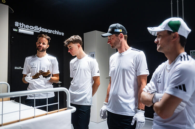 Die Mercedes-AMG-Fahrer Jules Gounon, Tom Kalender, Maro Engel und Lucas Auer besuchten das Adidas-Archiv.DTM Norisring 2025: Die besten Bilder vom Aufbau Die Mercedes-AMG-Fahrer Jules Gounon, Tom Kalender, Maro Engel und Lucas Auer besuchten das Adidas-Archiv.