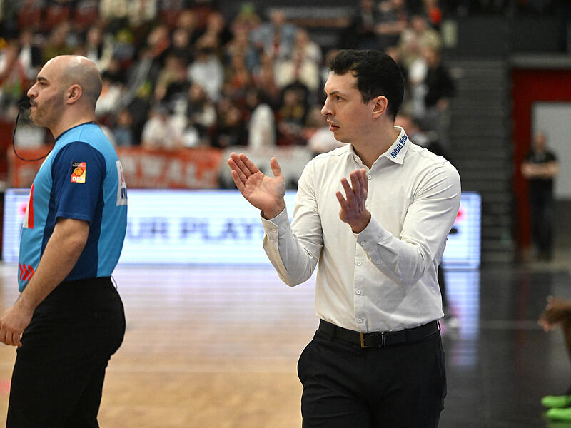 Sport Basketball 2. Bundesliga PROA Saison 2025 / 2026  29. Spieltag  am Sonntag  29.03.2026  Spielbeginn 17.00 h Spielort  Quakenbr&uuml;ck Artland Arena Artland Dragons gegen BBC Bayreuth  Halbzeitergebnis 47:35 LUkas Hofer Trainer