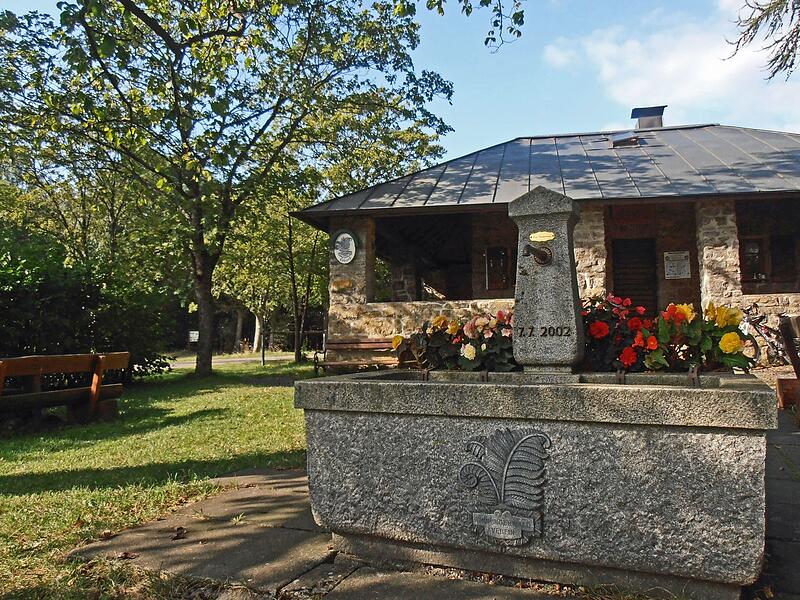 Thüringerwald-Verein Coburg90 Jahre Alexandrinenhütte auf der Sennigshöhe bei Meeder (Landkreis Coburg) Beliebtes Ausflugsziel im Coburger Land: die Alexandrinenhütte des Thüringerwald-Vereins auf der Sennigshöhe bei Meeder.