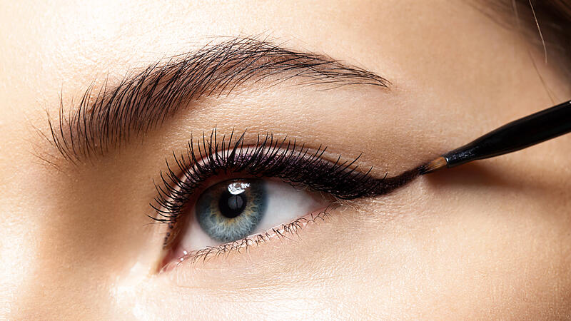 Ein Eyeliner im Einsatz - ob das im Bild gezeigte Produkt von Schwan Cosmetics stammt, ist nicht bekannt. Ein gewisses Geheimnis darum, welche Marken ihre Produkte bei Schwan fertigen lassen, gehört zum Unternehmenskonzept der Heroldsberger.