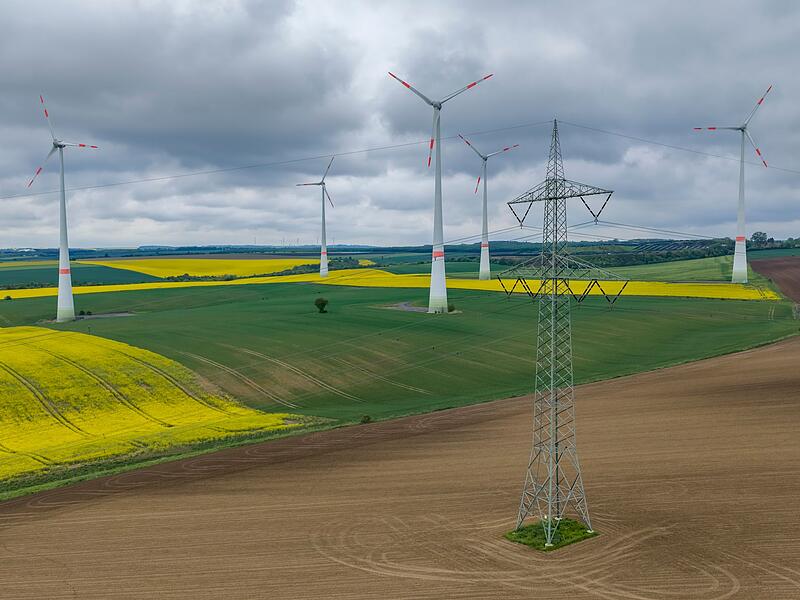 Windpark hinter H&ouml;chstspannungsleitung