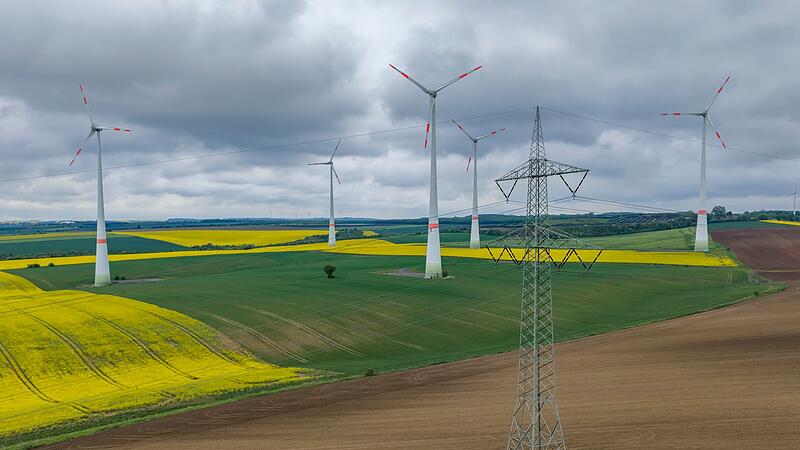 Windpark hinter H&ouml;chstspannungsleitung