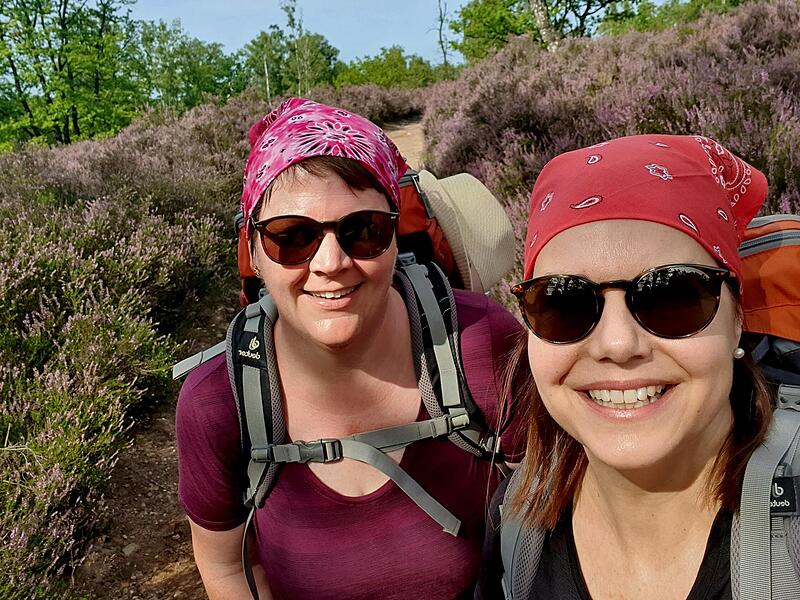 Die beiden Rugendorferinnen in  der Fischbeker Heide