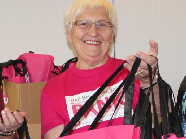 2014 warb Sieglinde Leiding noch selbst für die Teilnahme am Pinklauf. Heute gehört die 88-Jährige zu den passiven Unterstützern. 2014 warb Sieglinde Leiding noch selbst für die Teilnahme am Pinklauf. Heute gehört die 88-Jährige zu den passiven Unterstützern.