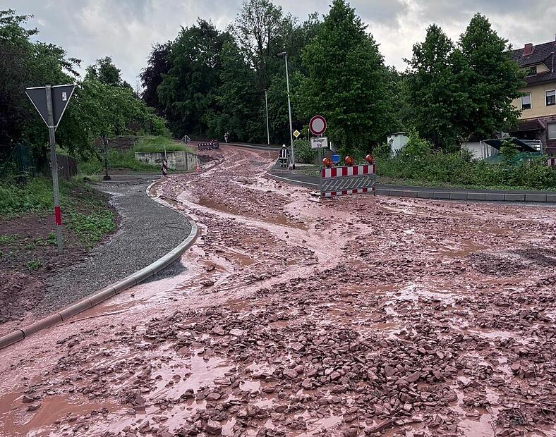 Im Sommer 2025 ergoss sich eine Lawine aus Ger&ouml;ll und Schlamm die Staatsstra&szlig;e aus Richtung Rossbach in den Hauptort. Stra&szlig;enbauarbeiten haben die Sturzfluten noch verst&auml;rkt.