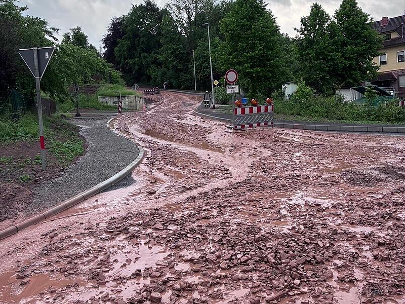Im Sommer 2025 ergoss sich eine Lawine aus Ger&ouml;ll und Schlamm die Staatsstra&szlig;e aus Richtung Rossbach in den Hauptort. Stra&szlig;enbauarbeiten haben die Sturzfluten noch verst&auml;rkt.