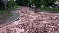 Im Sommer 2025 ergoss sich eine Lawine aus Ger&ouml;ll und Schlamm die Staatsstra&szlig;e aus Richtung Rossbach in den Hauptort. Stra&szlig;enbauarbeiten haben die Sturzfluten noch verst&auml;rkt.