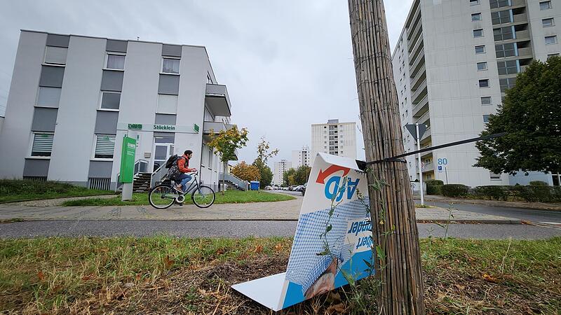 Abgerissenes Wahlplakat der AfD an der Moosstraße, wo die Partei beinahe auf 30 Prozent kommt.