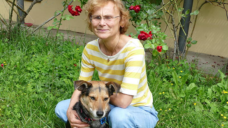 Die neue Dekanin Sabine Hirschmann &ndash; hier mit ihrer H&uuml;ndin Lotti im Garten der Dekanewohnung in der Eisgrube &ndash; f&uuml;hlt sich gut in Bamberg angekommen.