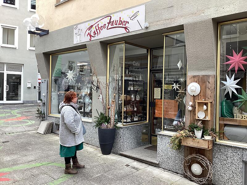 Janell Bel Mahdi vor ihrem Café Kaffeezauber in Bad Kissingen: Wie geht es weiter? Janell Bel Mahdi Betreiberin von Kaffeezauber in Bad Kissingen