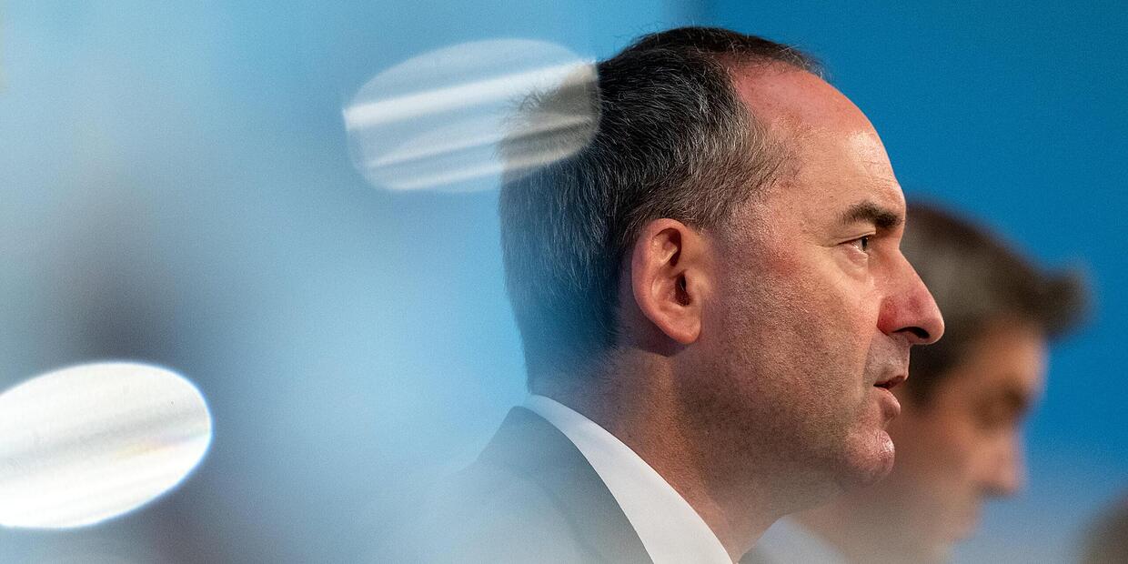 Söder fordert von Aiwanger Antworten auf 25 Fragen: Das sagen Politiker