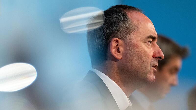 Hubert Aiwanger hat sich von dem Flugblatt distanziert. Sein Bruder soll der Verfasser gewesen sein. Hubert Aiwanger hat sich von dem Flugblatt distanziert. Sein Bruder soll der Verfasser gewesen sein.