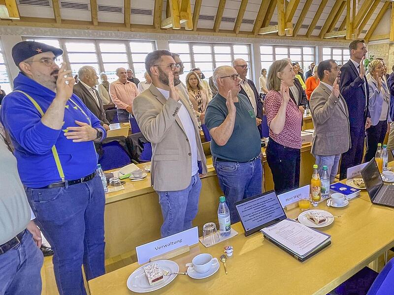 Vereidigung der neuen Kreisrätinnen und Kreisräte durch Landrat Michael Ziegler (rechts) im Sitzungssaal. Vereidigung der neuen Kreisrätinnen und Kreisräte durch Landrat Michael Ziegler (rechts) im Sitzungssaal.