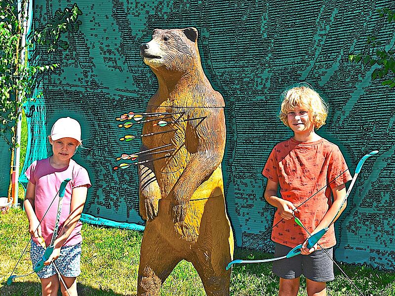 Für Kinder und Jugendliche hat es eine gewisse Faszination, auf eines der großen Wildtiere anzulegen. Für Kinder und Jugendliche hat es eine gewisse Faszination, auf eines der großen Wildtiere anzulegen.