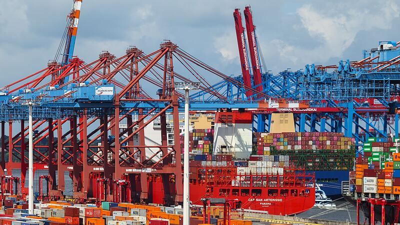 Containerumschlag im Hafen Hamburg