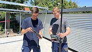 Zwei Geomatiker-Azubis (links Sebastian Platzer) testen ein sogenanntes GNSS-Gerät Zwei Geomatiker-Azubis (links Sebastian Platzer) testen ein sogenanntes GNSS-Gerät