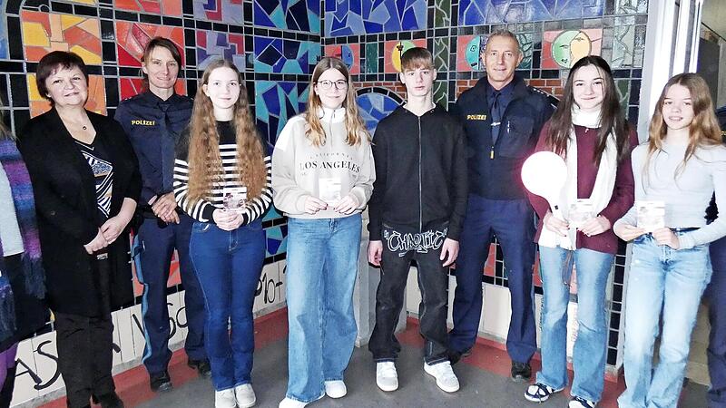 Als Anerkennung bekamen die Sch&uuml;lerlotsen am CVG, stellvertretend f&uuml;r alle aktive Sch&uuml;ler- und Schulbuslotsen in Stadt und im Landkreis Kulmbach, einen Gutschein f&uuml;r den Media Markt. Das Bild zeigt (von links) CVG-Verkehrserzieherin Tina Kornatz u...