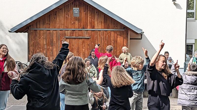 Bewegter Pausenhof mit Tinos Danceworld. Bewegter Pausenhof mit Tinos Danceworld.